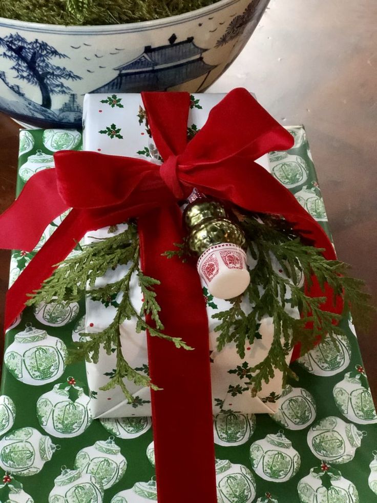 Reversible Moss Green Ginger Jar Swiss Dot Gift Wrap